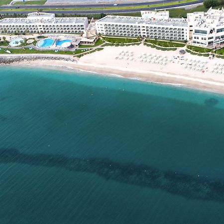 Radisson Blu Resort, Fujairah Buitenkant foto Aerial view of the hotel