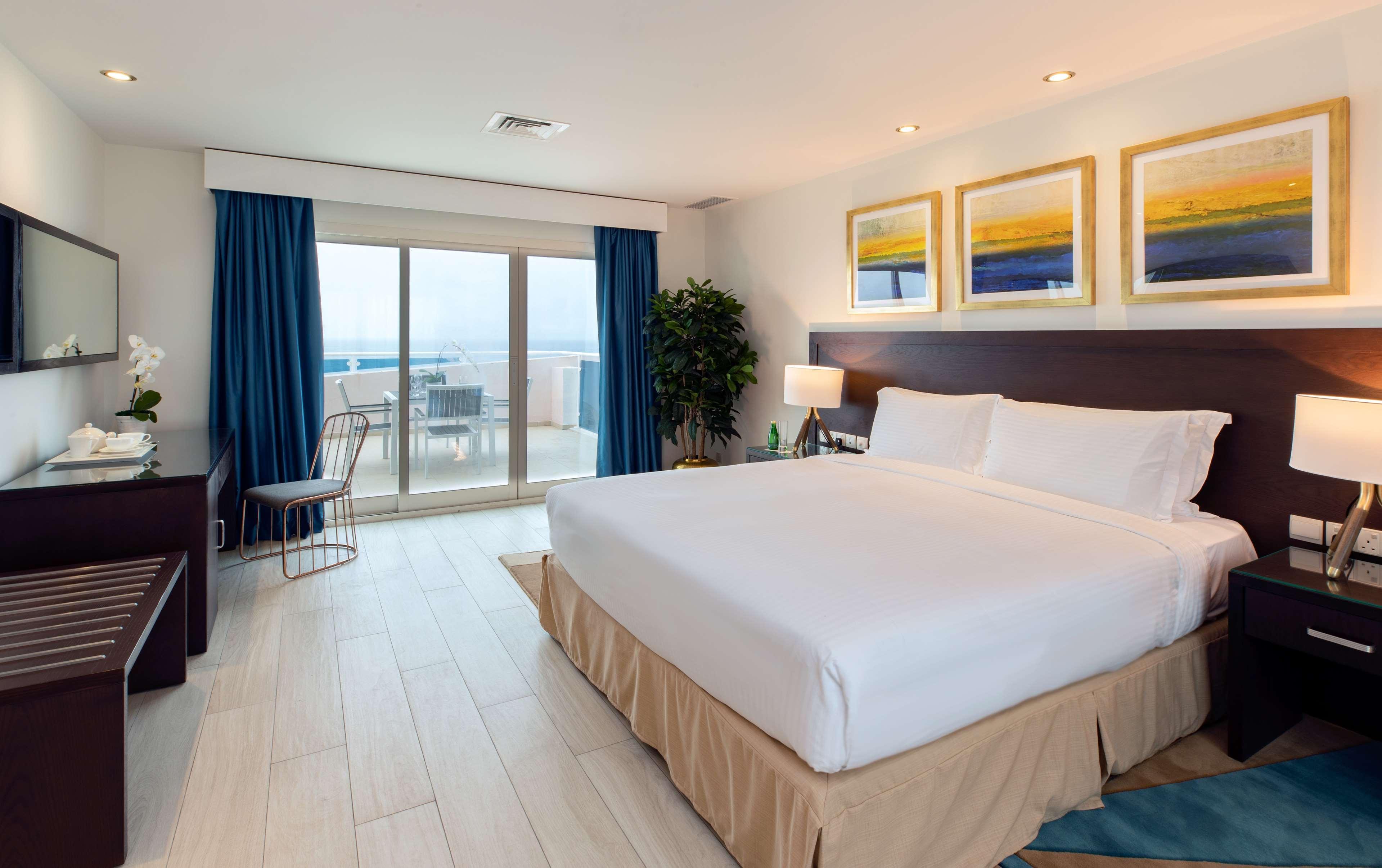 Radisson Blu Resort, Fujairah Buitenkant foto A bedroom at the Hilton San Diego Bayfront