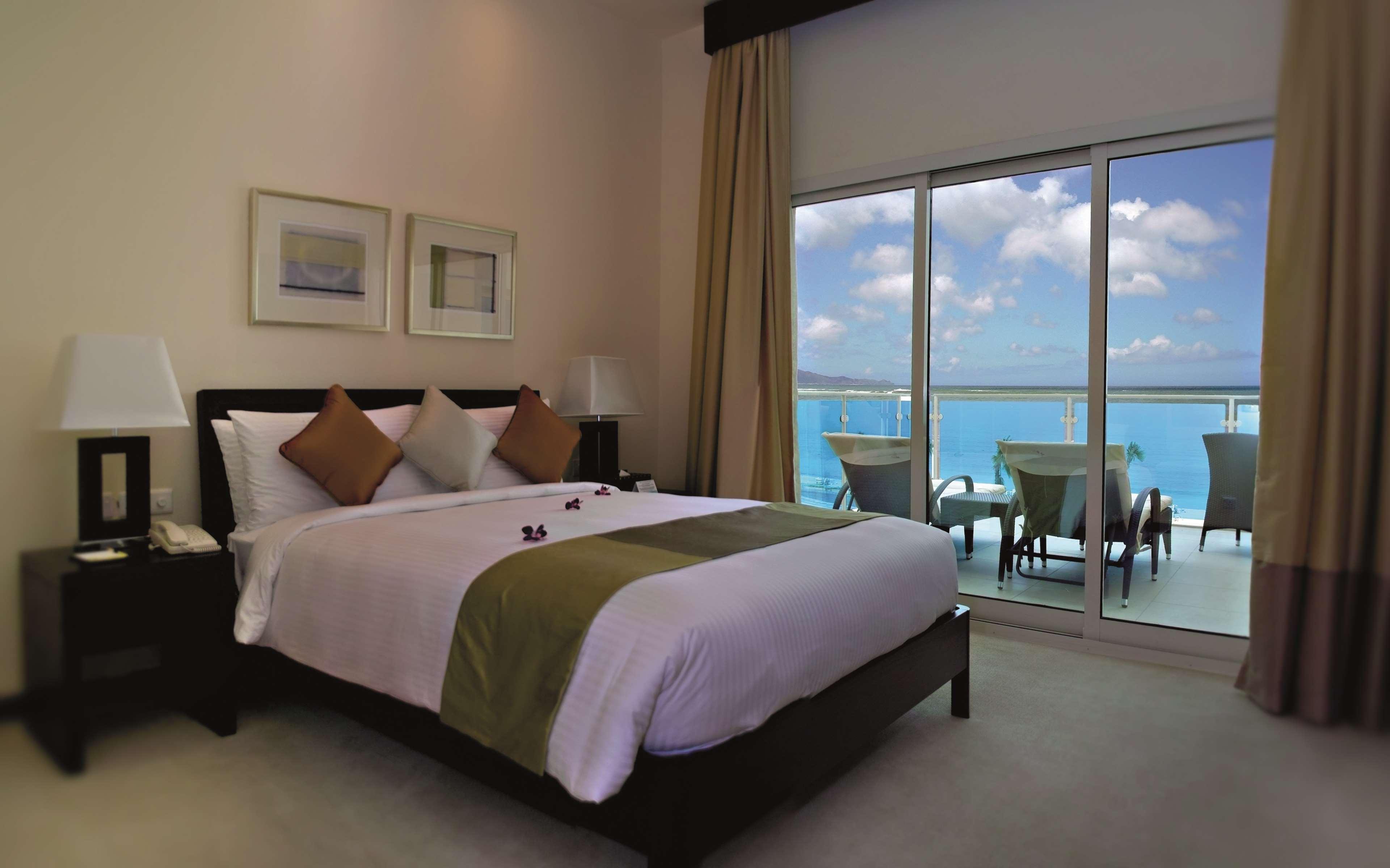 Radisson Blu Resort, Fujairah Buitenkant foto A bedroom at the resort