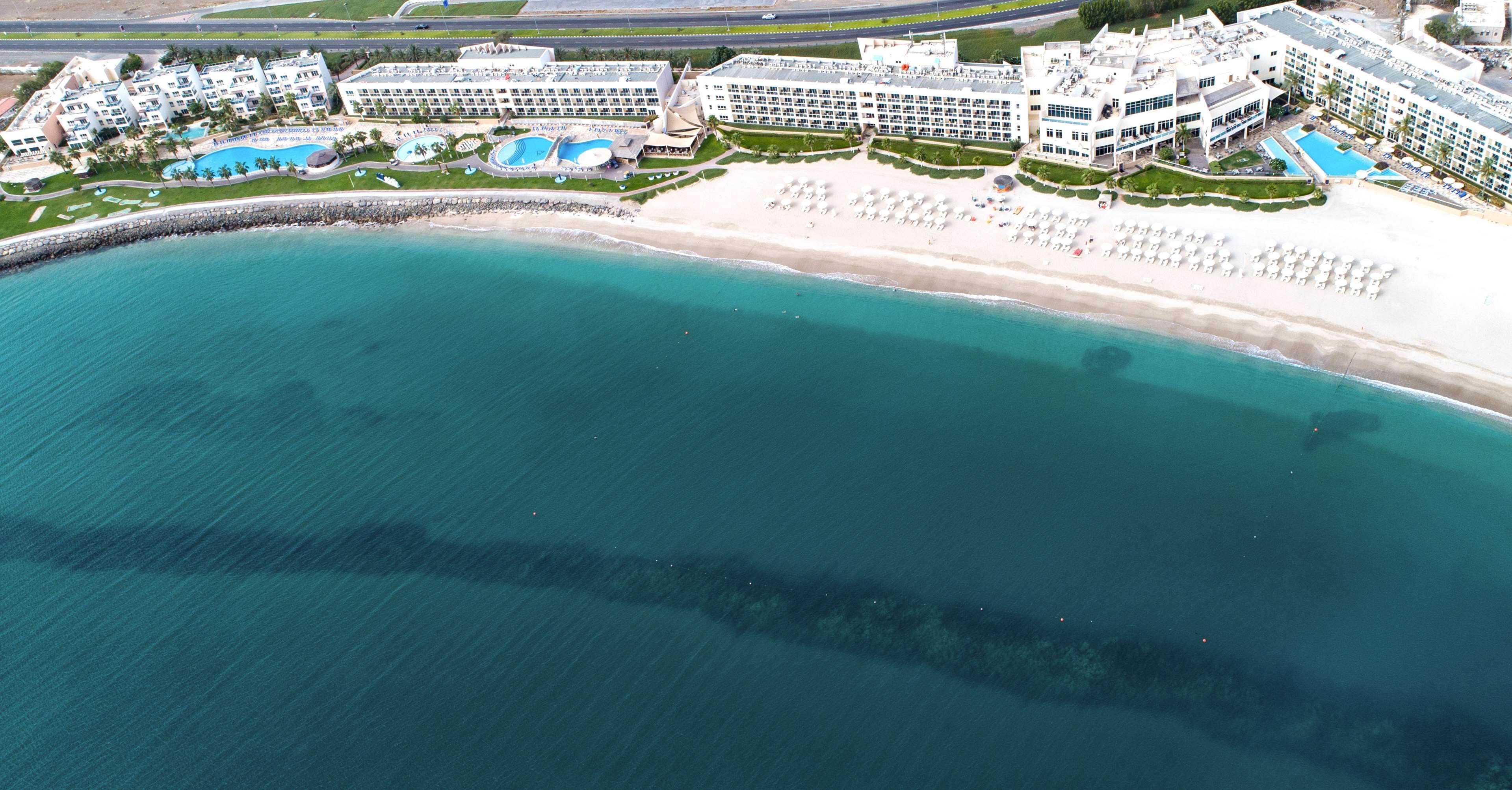 Radisson Blu Resort, Fujairah Buitenkant foto Aerial view of the hotel