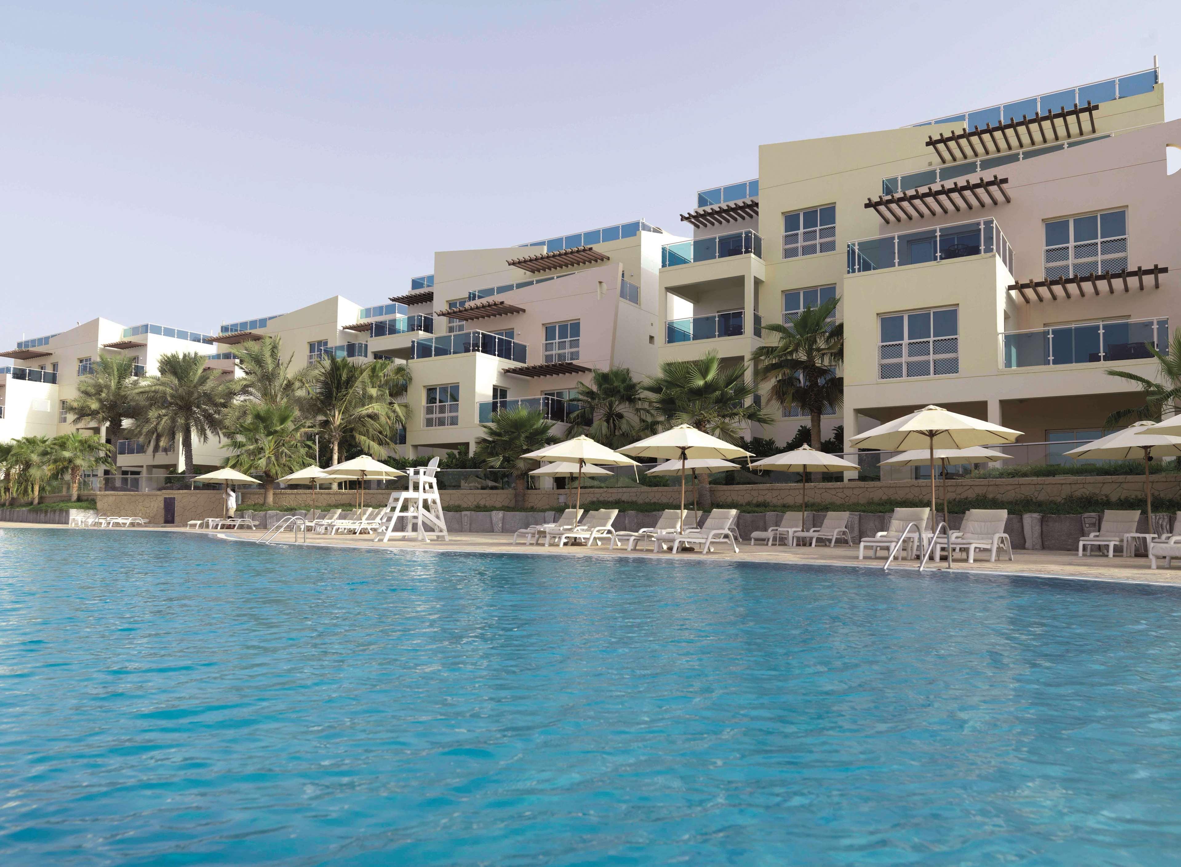 Radisson Blu Resort, Fujairah Buitenkant foto The swimming pool at the resort