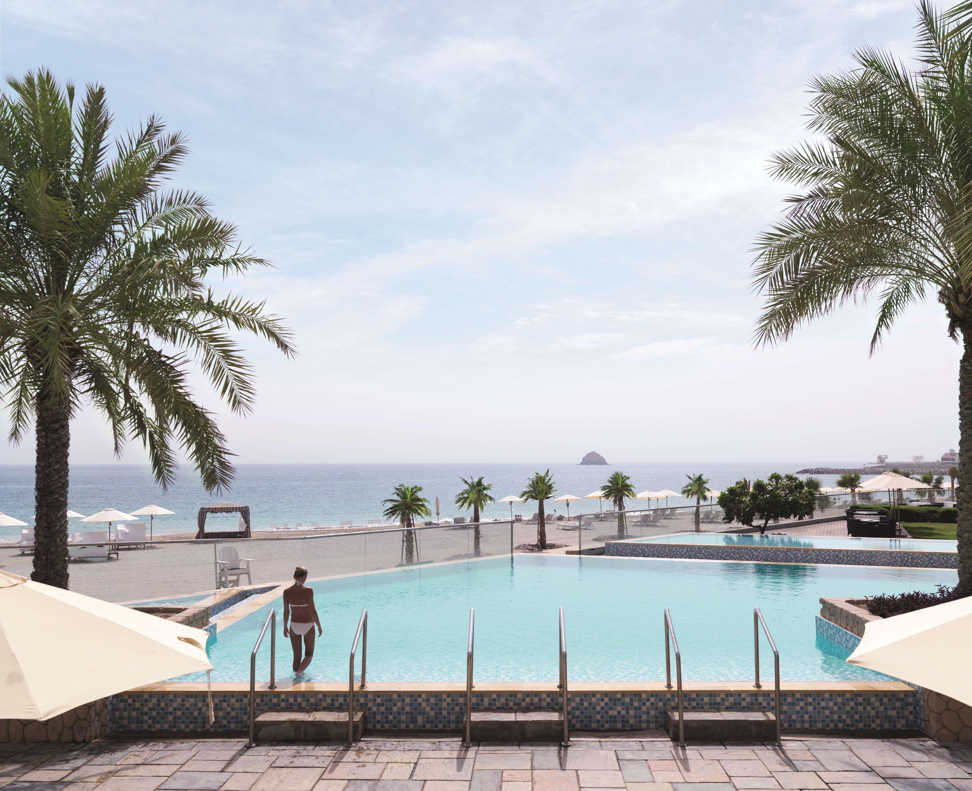 Radisson Blu Resort, Fujairah Buitenkant foto The pool at the Kempinski Hotel, Muscat
