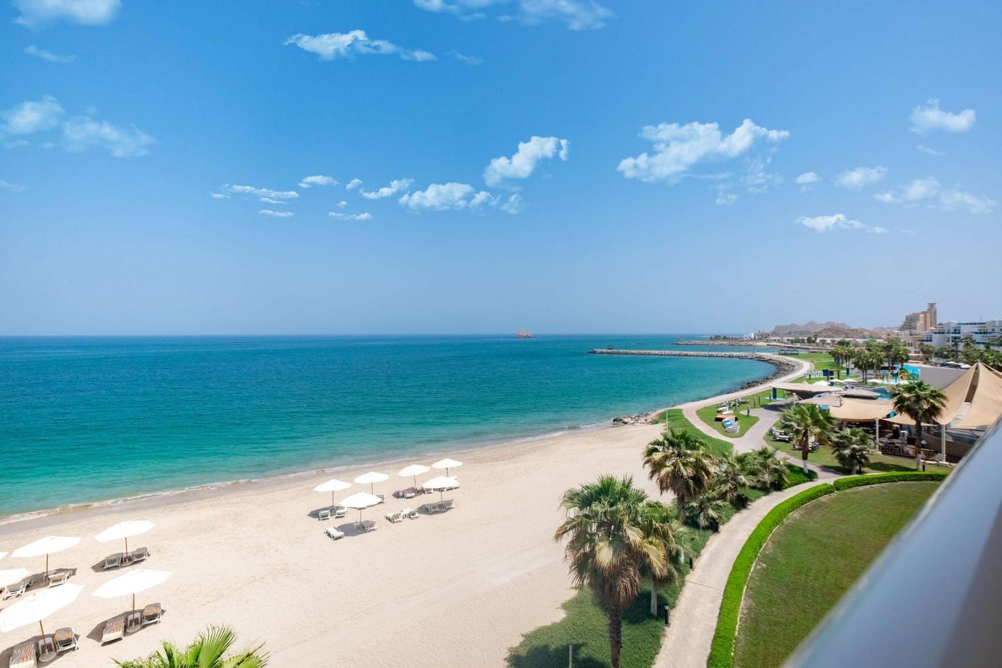 Radisson Blu Resort, Fujairah Buitenkant foto Beach at Jumeirah Beach Hotel