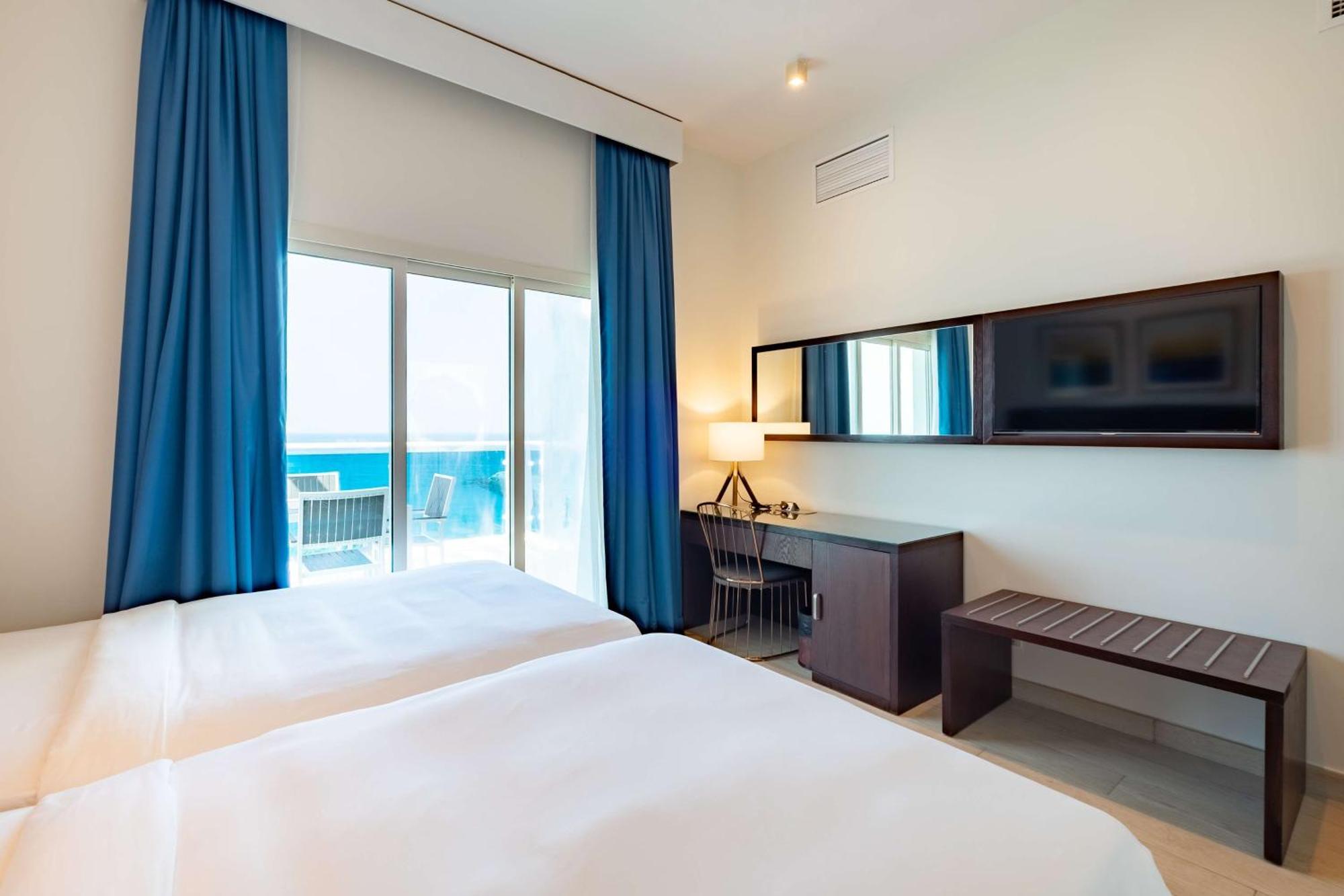 Radisson Blu Resort, Fujairah Buitenkant foto A room at the hotel
