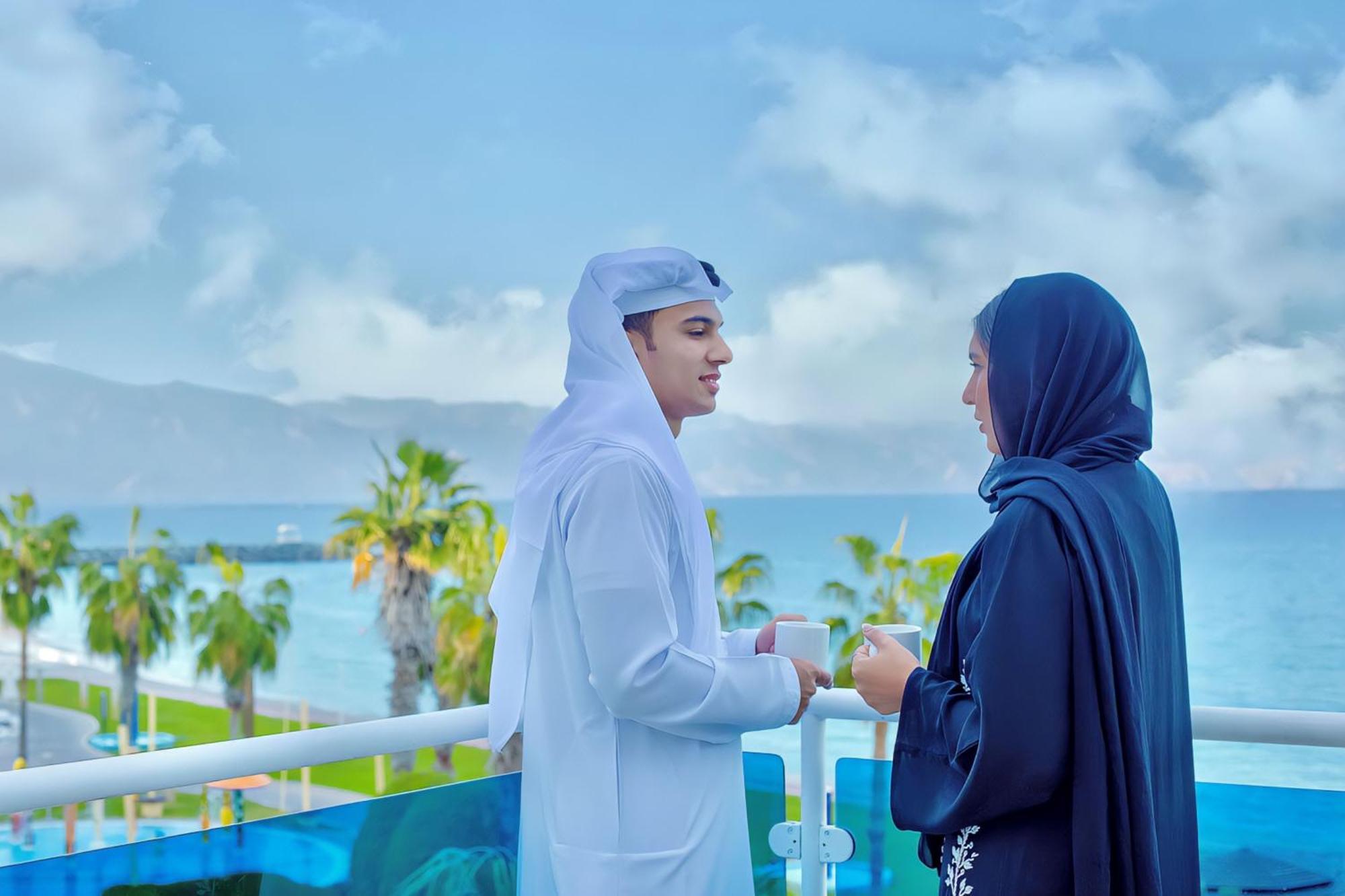 Radisson Blu Resort, Fujairah Buitenkant foto A Qatari man and woman in traditional dress