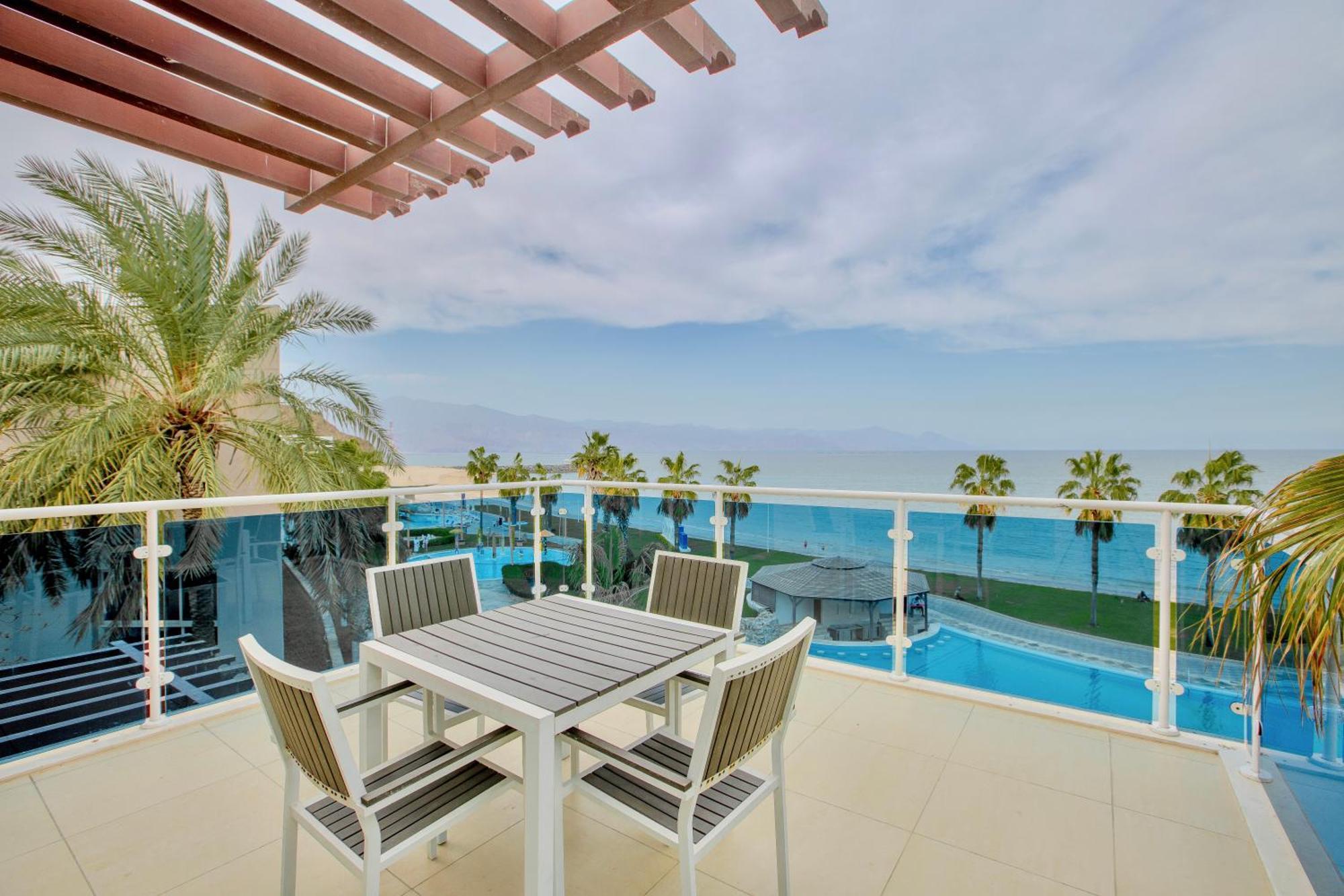 Radisson Blu Resort, Fujairah Buitenkant foto A view of the pool at the Hilton Ras Al Khaimah