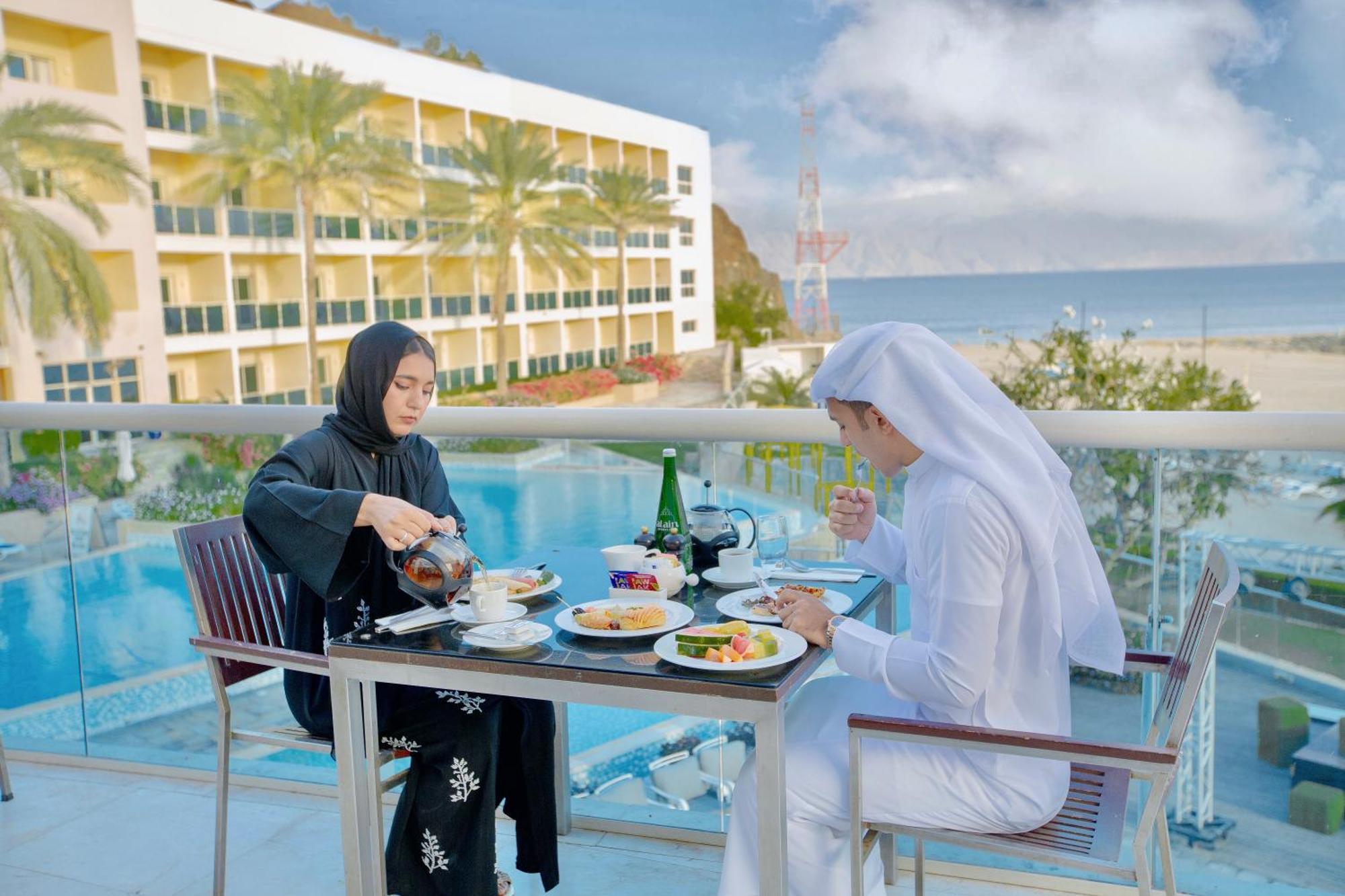 Radisson Blu Resort, Fujairah Buitenkant foto Emirati couple