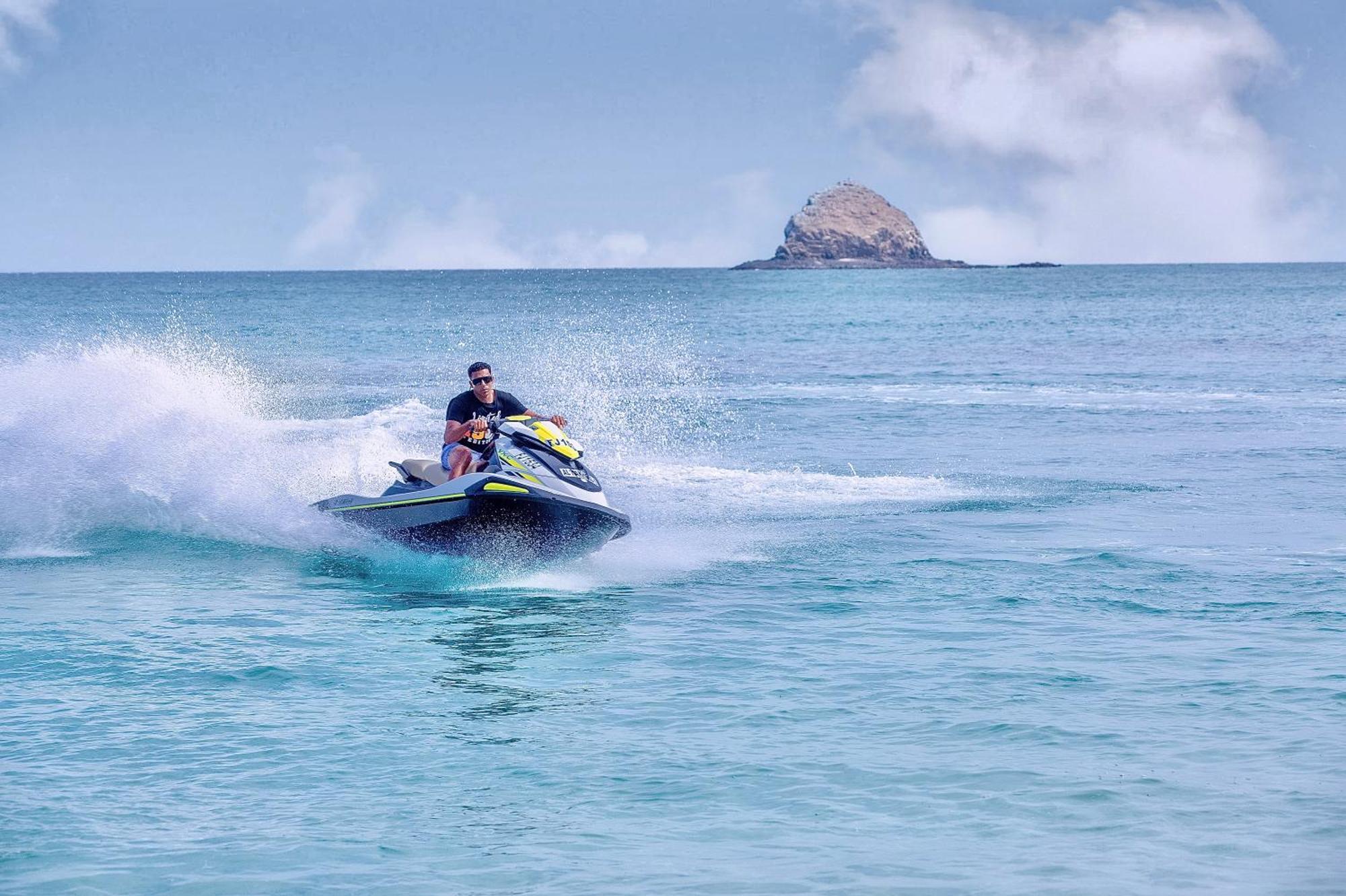Radisson Blu Resort, Fujairah Buitenkant foto Jet skiing in Phuket, Thailand