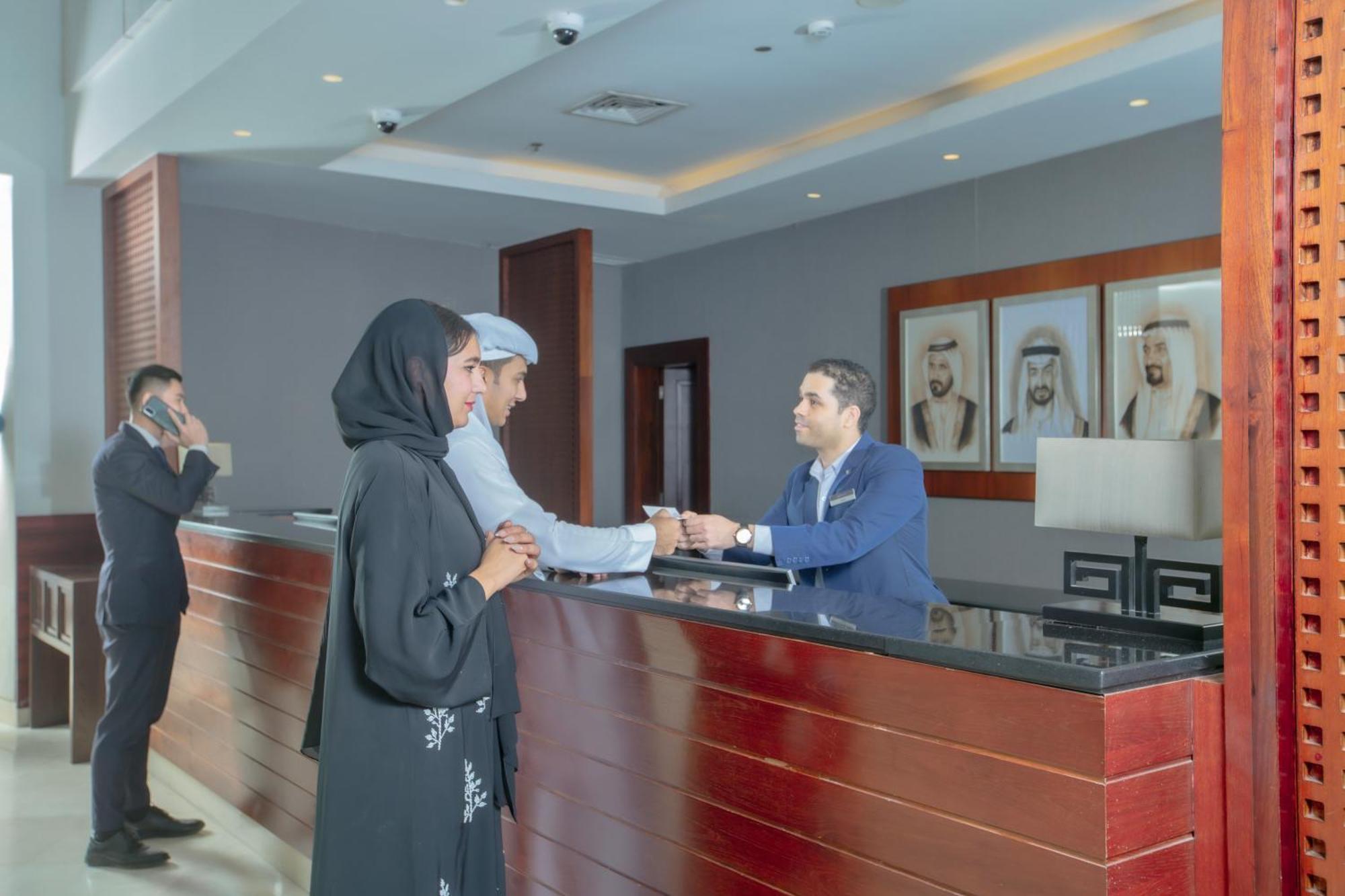 Radisson Blu Resort, Fujairah Buitenkant foto A hotel receptionist