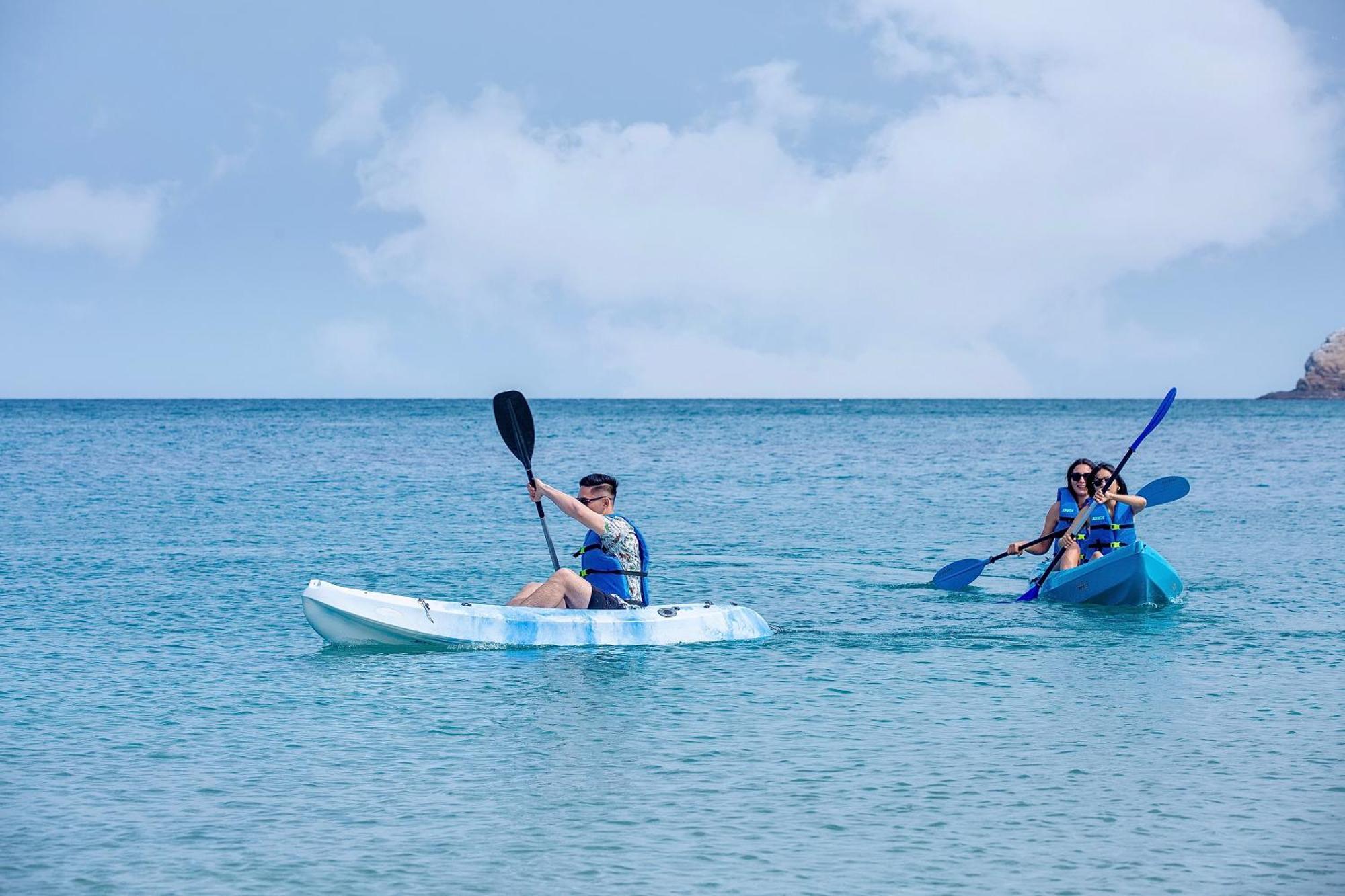 Radisson Blu Resort, Fujairah Buitenkant foto Kayaking in Pattaya