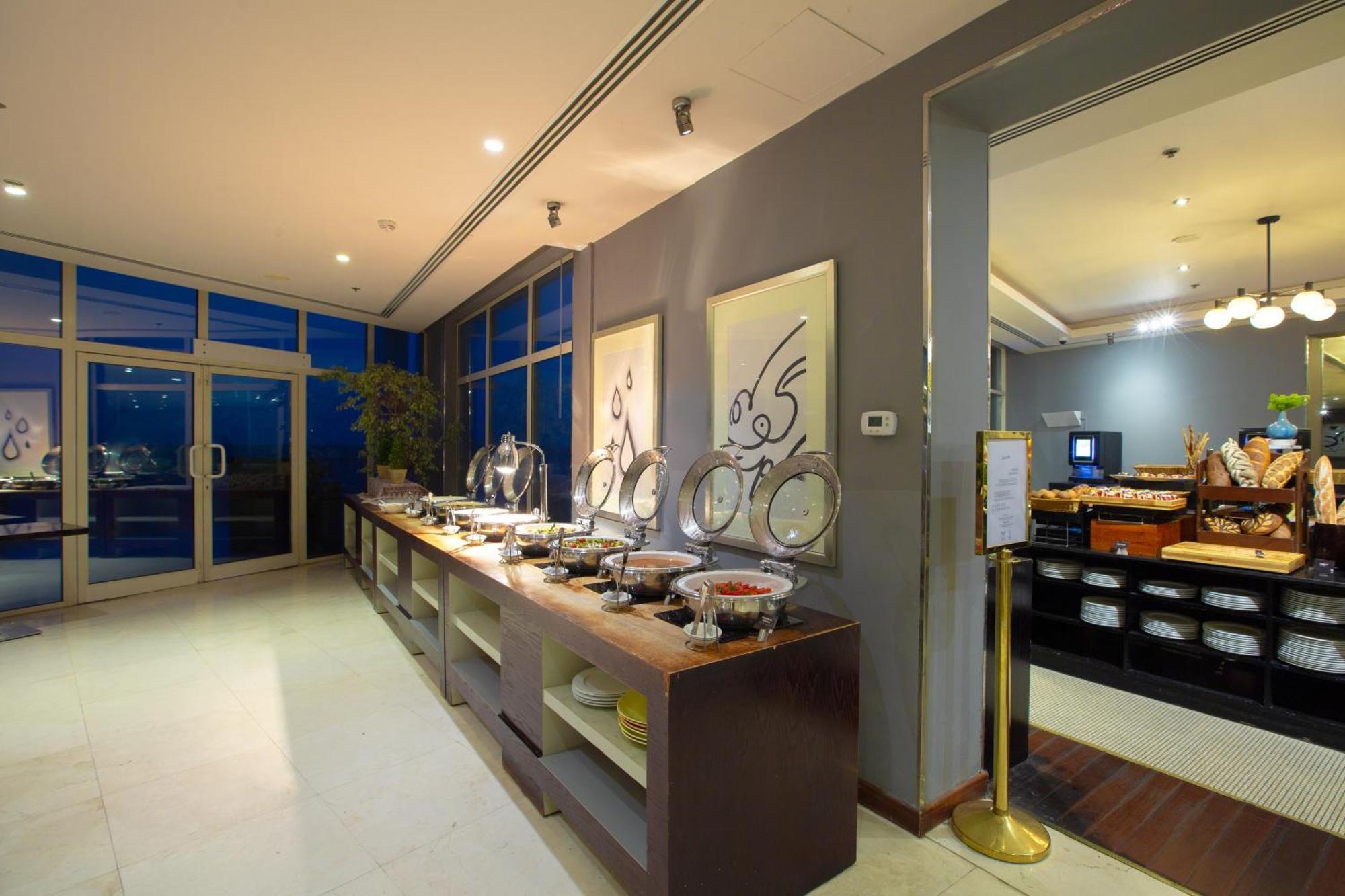 Radisson Blu Resort, Fujairah Buitenkant foto The buffet at the lounge