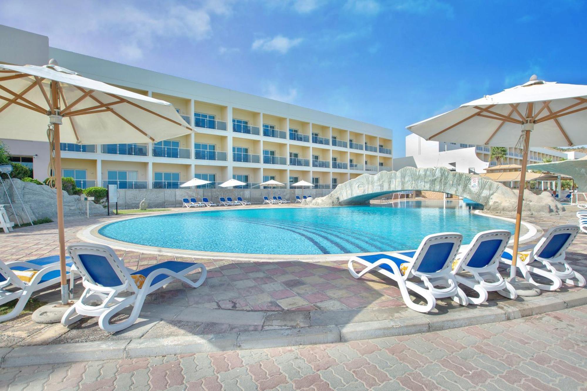 Radisson Blu Resort, Fujairah Buitenkant foto The swimming pool at the hotel