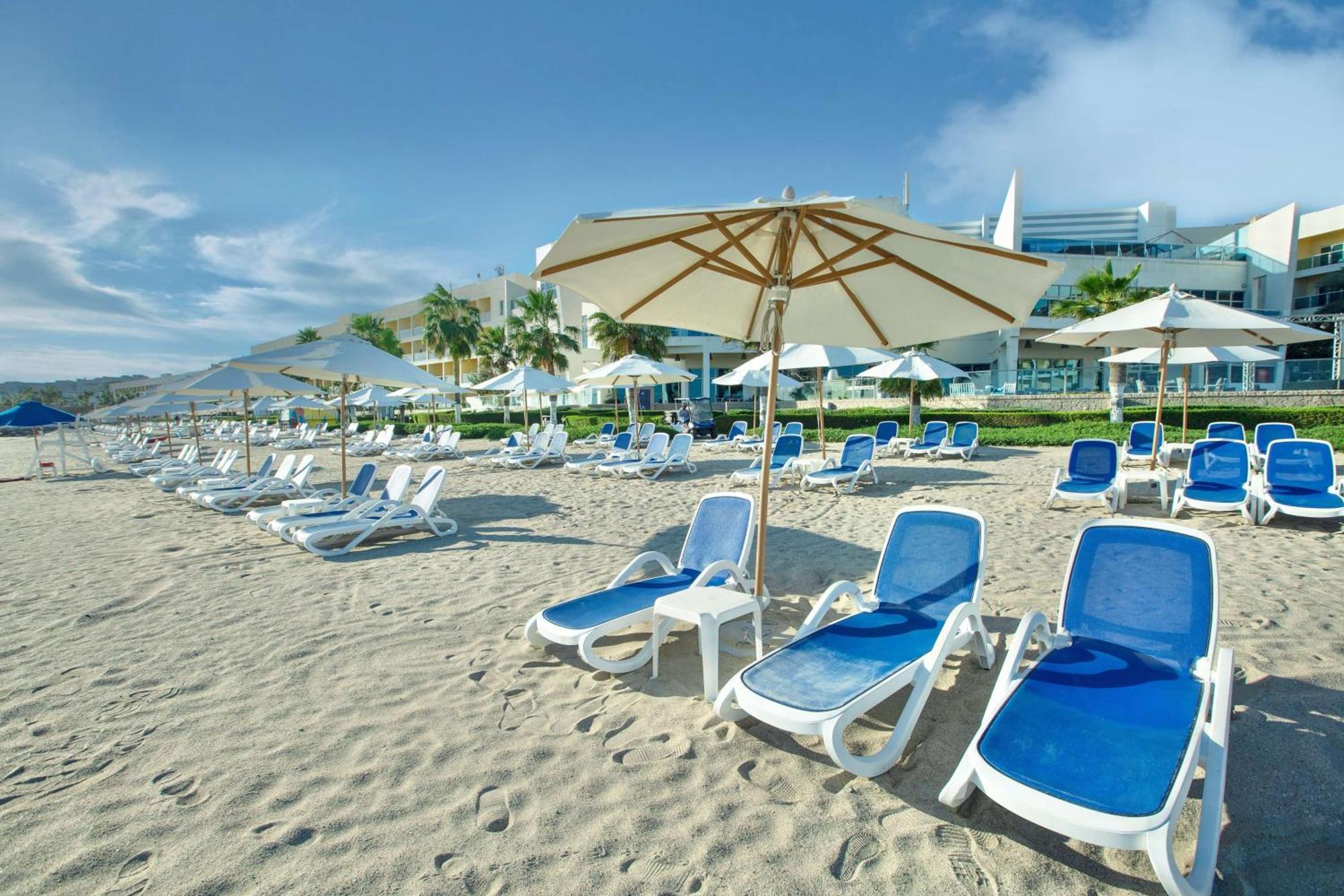 Radisson Blu Resort, Fujairah Buitenkant foto Beach at the Grand Hotel