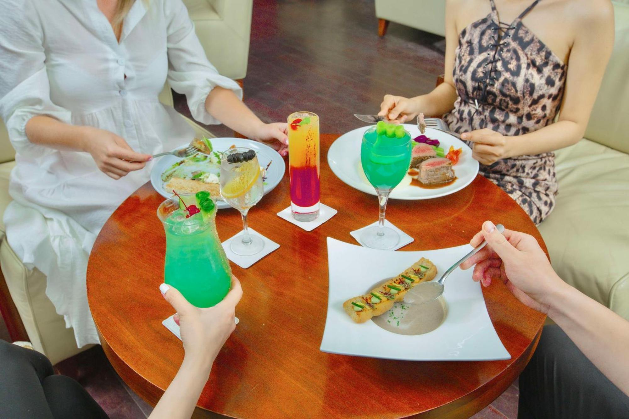 Radisson Blu Resort, Fujairah Buitenkant foto A selection of non-alcoholic drinks