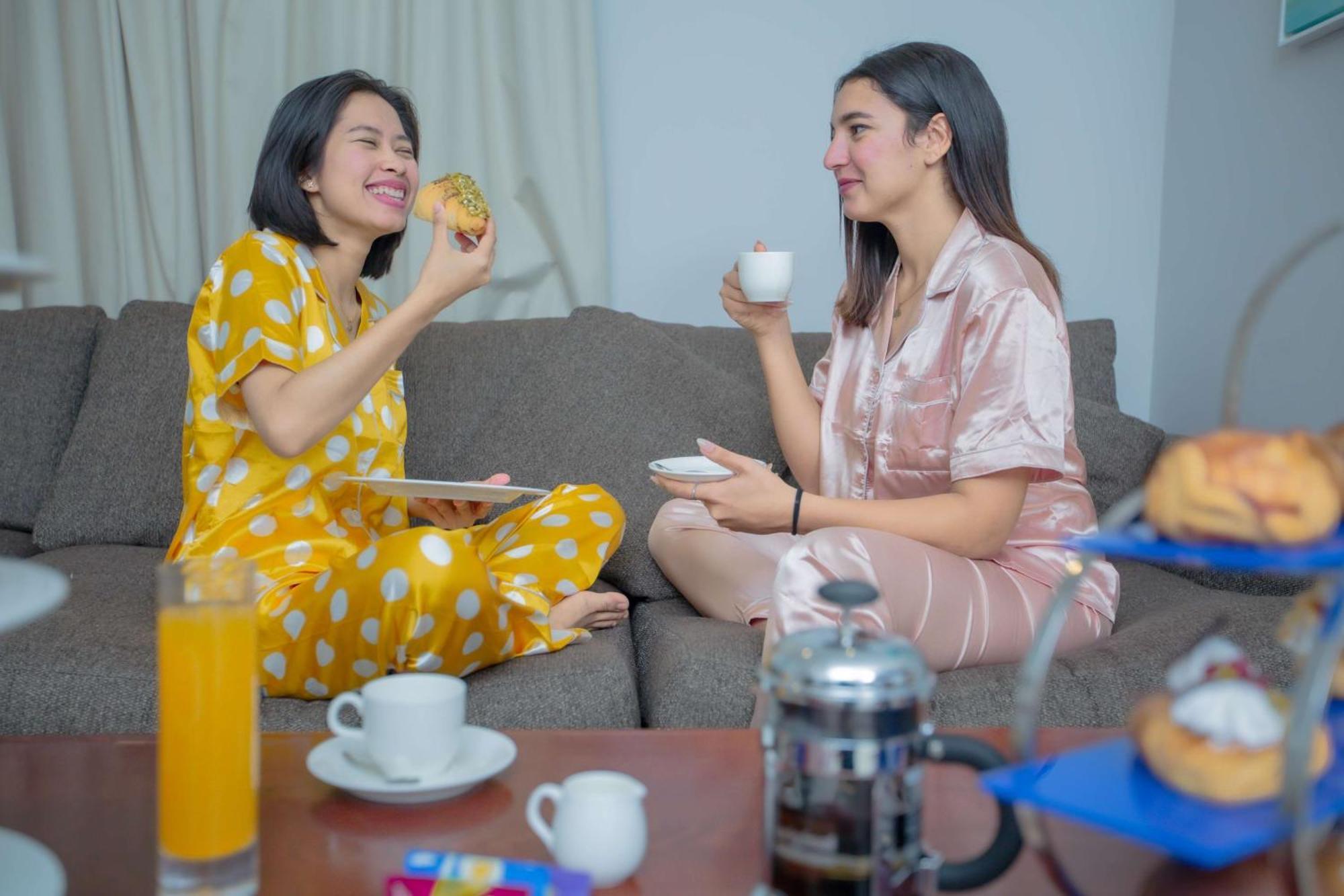 Radisson Blu Resort, Fujairah Buitenkant foto Two women wearing pajamas